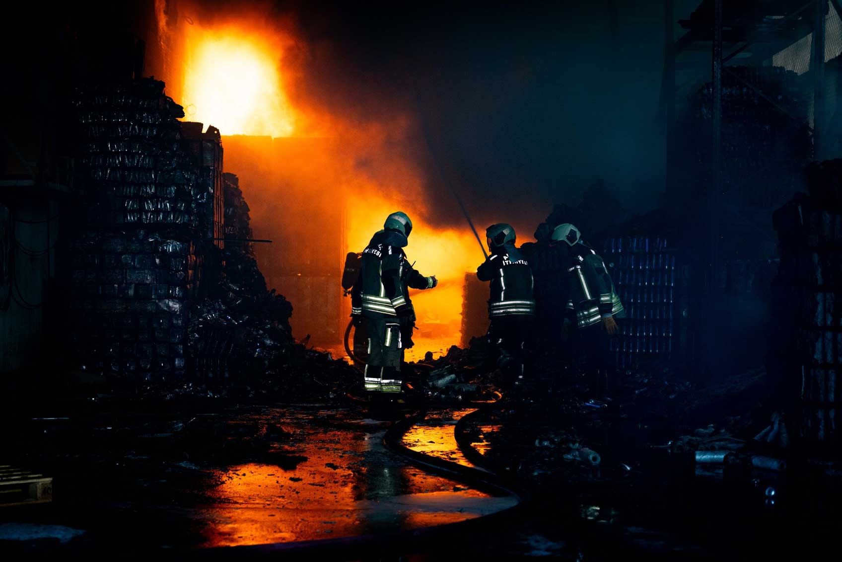 A frightening fire in a warehouse in Ankara mobilizes fire brigades