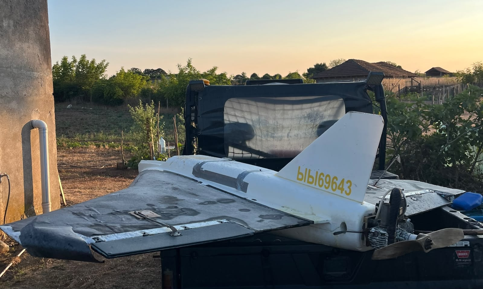 Bir kişi sahilde bir drone buluyor ve onu SUV'uyla evine götürüyor
