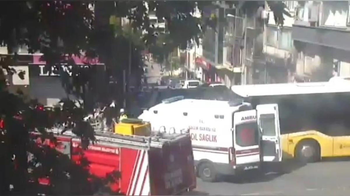 İstanbul ulaşım otobüsü ile ambulansın çarpışması sonucu 5 kişi yaralandı.