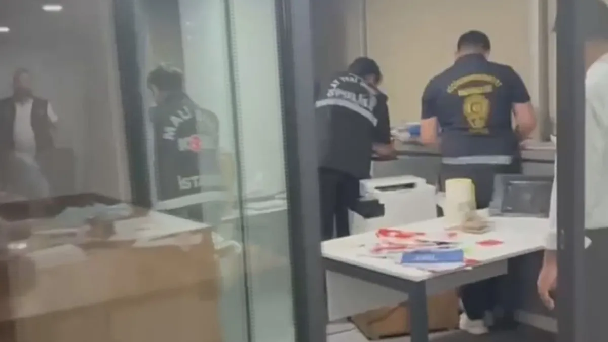 Türk polisi Ahbab Derneği'nin İstanbul'daki ofisinde arama yaptı