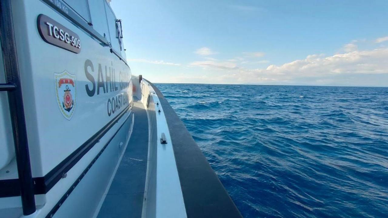 Rescuing 5 people, including an infant, who were being thrown into the sea